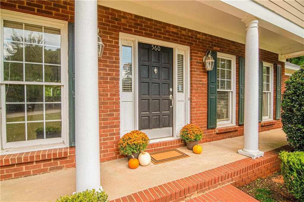 5 bedroom, 3 bathroom, 3,000 sq ft single family residence for sale at 560 Saddle Crest Drive, Roswell, GA 30075 — photo 5