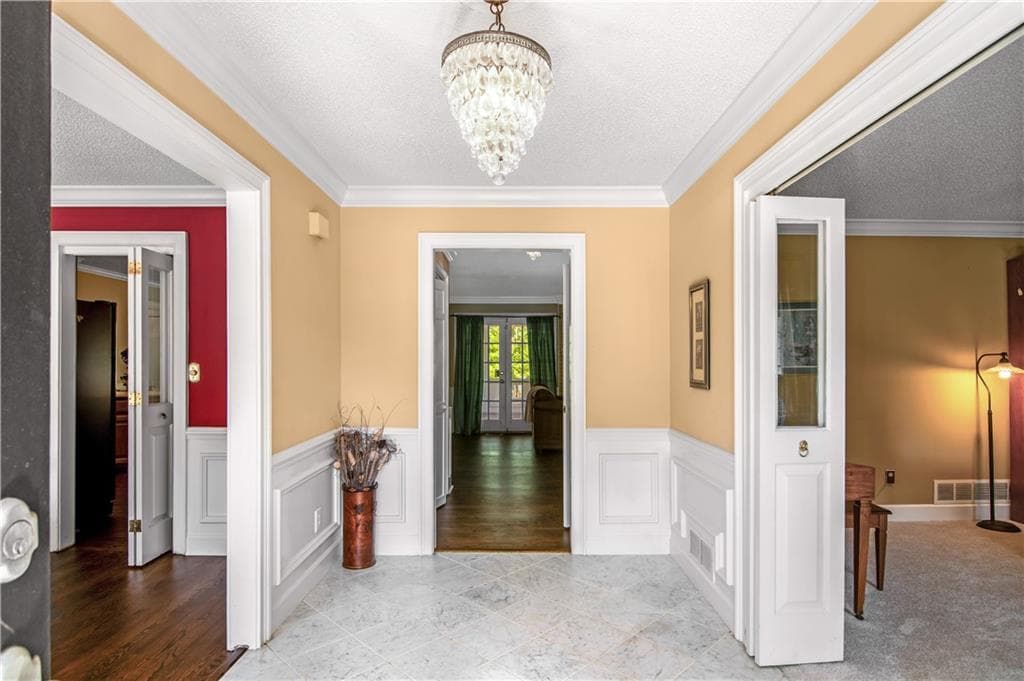 5 bedroom, 3 bathroom, 3,000 sq ft single family residence for sale at 560 Saddle Crest Drive, Roswell, GA 30075 — photo 6