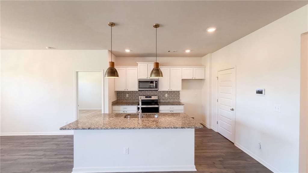 3 bedroom, 2 bathroom, 1,690 sq ft single family residence for sale at 8130 Highland Drive, Covington, GA 30014 — photo 2