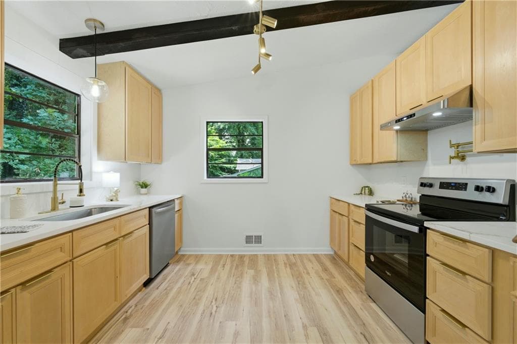 3 bedroom, 2 bathroom, 2,184 sq ft single family residence for sale at 411 Hunters Lane, Woodstock, GA 30189 — photo 5