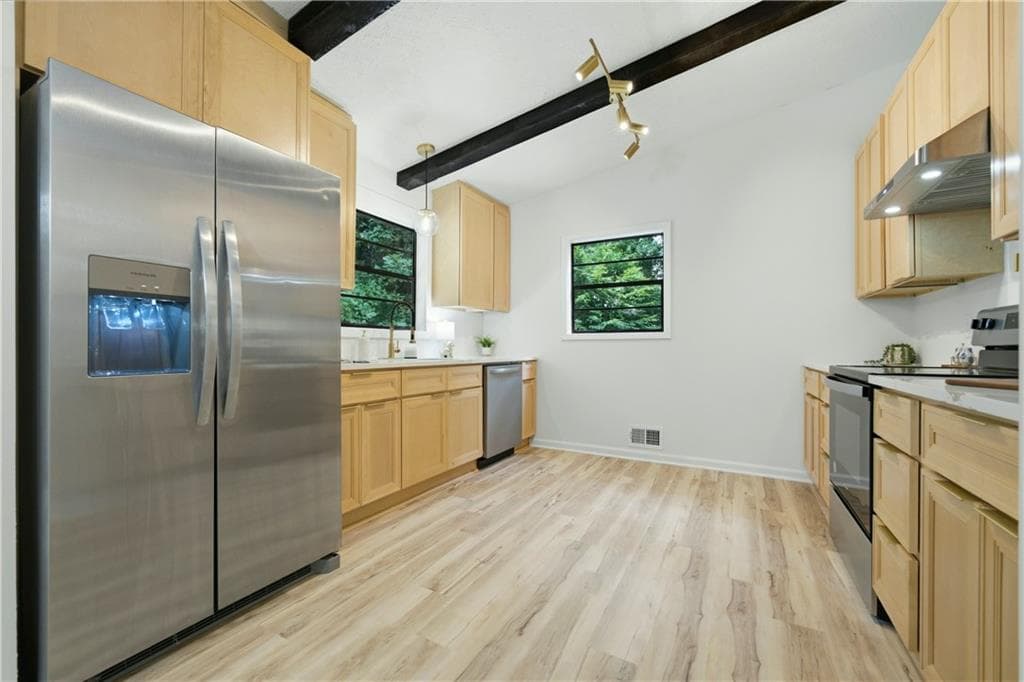 3 bedroom, 2 bathroom, 2,184 sq ft single family residence for sale at 411 Hunters Lane, Woodstock, GA 30189 — photo 6