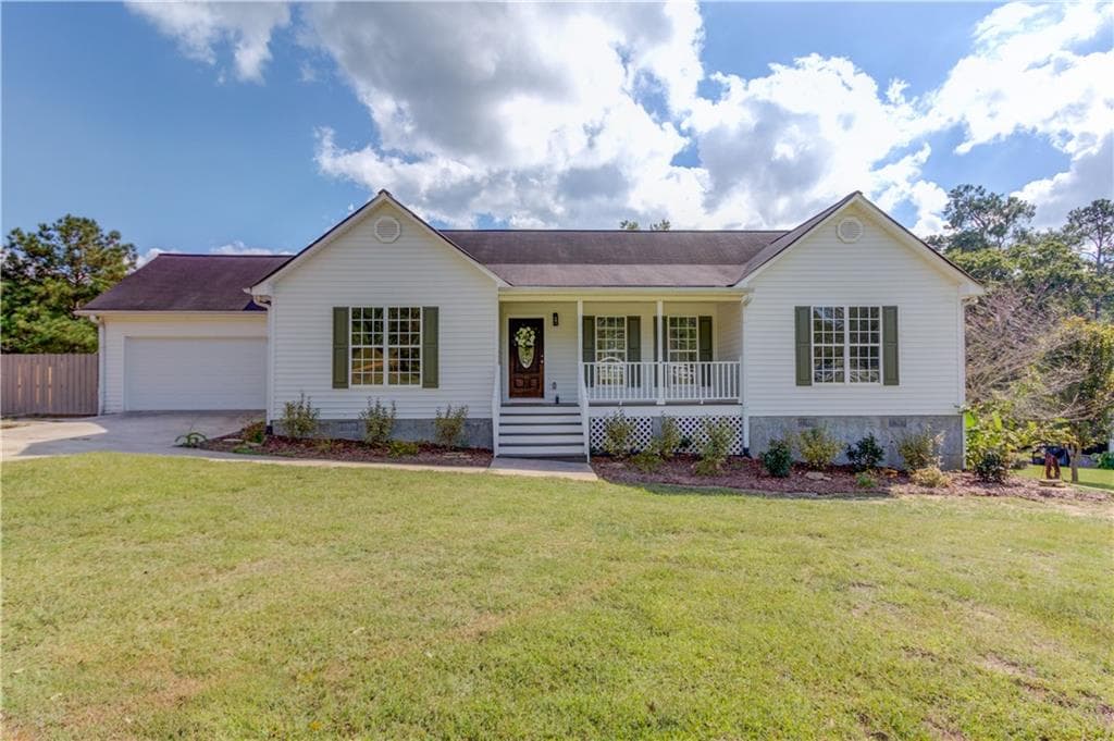 3 bedroom, 2 bathroom, 1,498 sq ft single family residence for sale at 8431 Norris Lake Way, Snellville, GA 30039 — photo 2