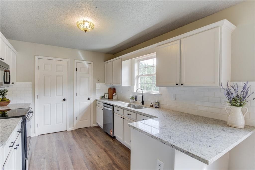3 bedroom, 2 bathroom, 1,498 sq ft single family residence for sale at 8431 Norris Lake Way, Snellville, GA 30039 — photo 5