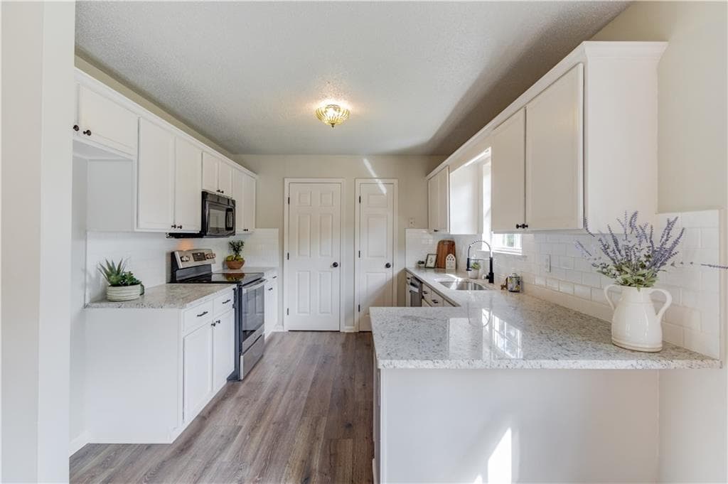 3 bedroom, 2 bathroom, 1,498 sq ft single family residence for sale at 8431 Norris Lake Way, Snellville, GA 30039 — photo 6