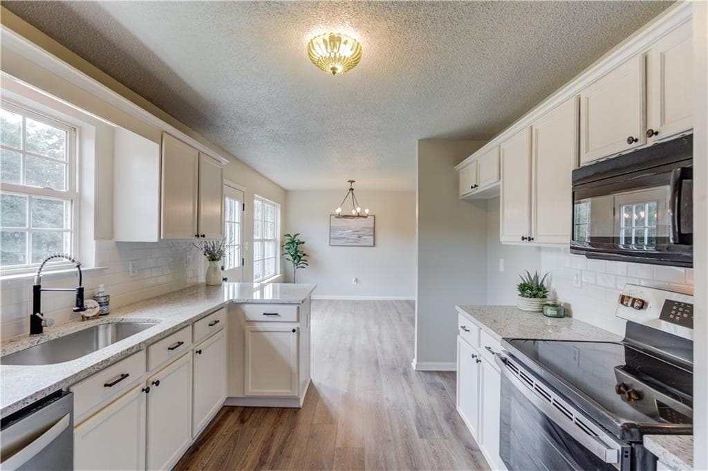 3 bedroom, 2 bathroom, 1,498 sq ft single family residence for sale at 8431 Norris Lake Way, Snellville, GA 30039 — photo 7