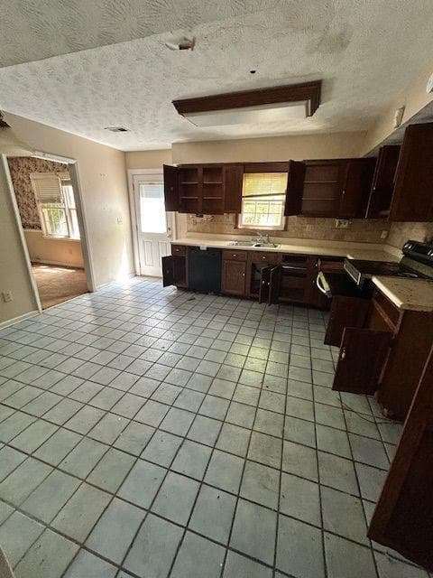 3 bedroom, 3 bathroom, 1,962 sq ft single family residence under contract at 11 Lakeview Lane, Stockbridge, GA 30281 — photo 8