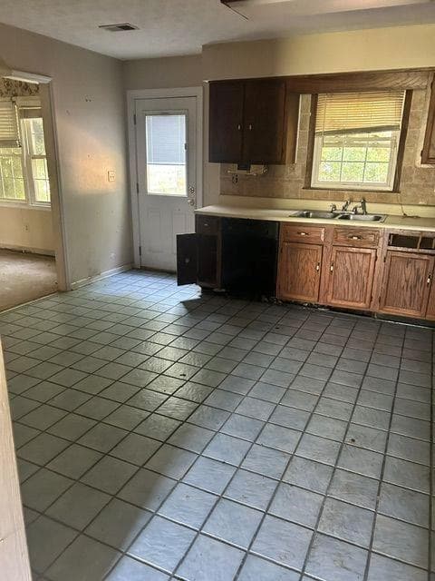 3 bedroom, 3 bathroom, 1,962 sq ft single family residence under contract at 11 Lakeview Lane, Stockbridge, GA 30281 — photo 9