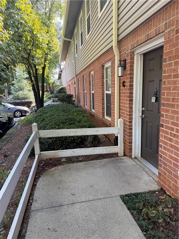 3 bedroom, 3 bathroom, 1,470 sq ft townhouse for sale at 7750 Roswell Road 8C, Sandy Springs, GA 30350 — photo 2
