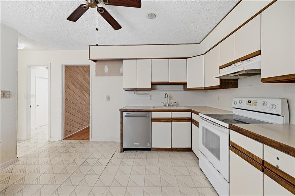 3 bedroom, 2 bathroom, 1,932 sq ft single family residence for sale at 2920 Creek Park Drive, Marietta, GA 30062 — photo 8