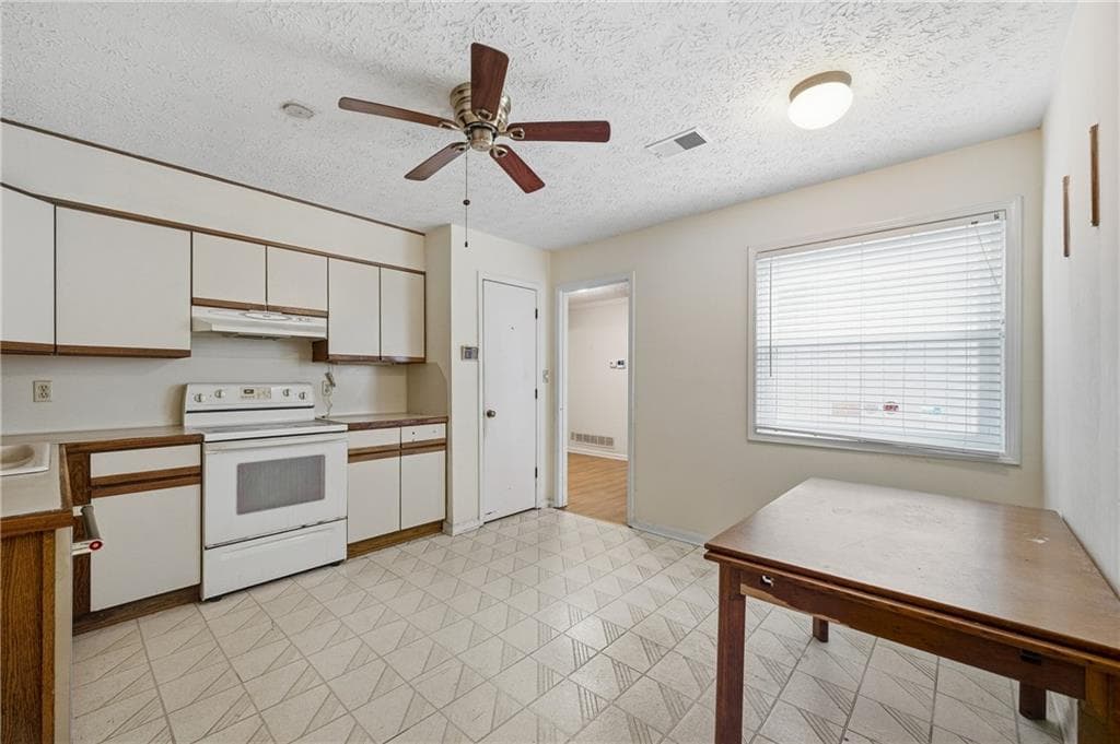 3 bedroom, 2 bathroom, 1,932 sq ft single family residence for sale at 2920 Creek Park Drive, Marietta, GA 30062 — photo 9