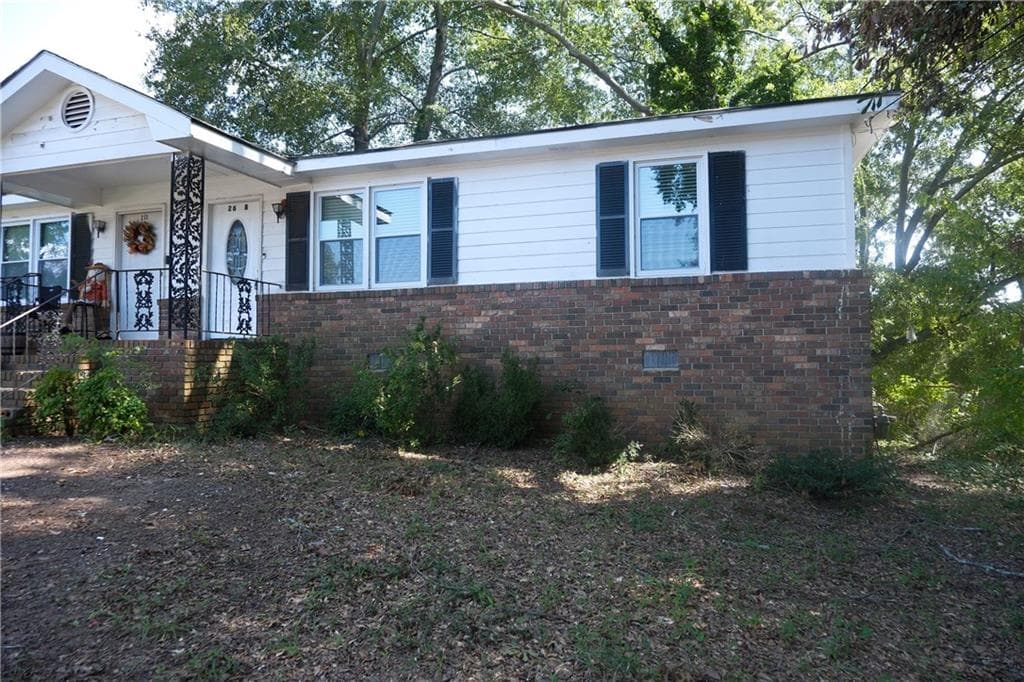 2 bedroom, 1 bathroom, 880 sq ft duplex for rent at 263 New Street apt B, Buford, GA 30518 for $1,550 a month — photo 1 of 12