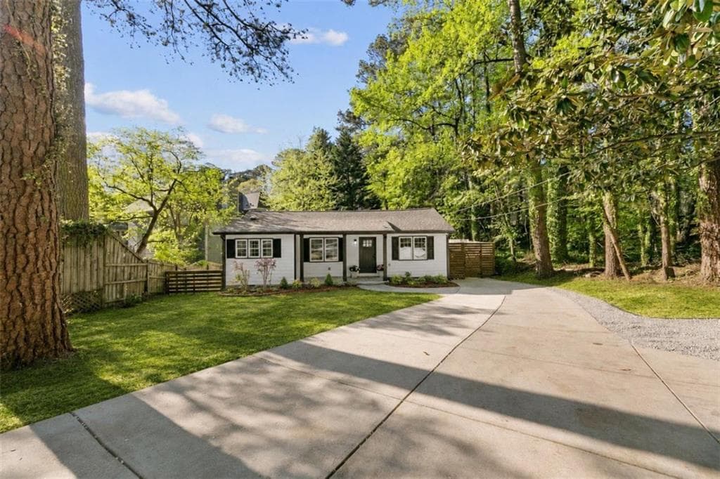 5 bedroom, 3 bathroom, 2,879 sq ft single family residence for sale at 3154 Briarcliff Way, Atlanta, GA 30345 — photo 4