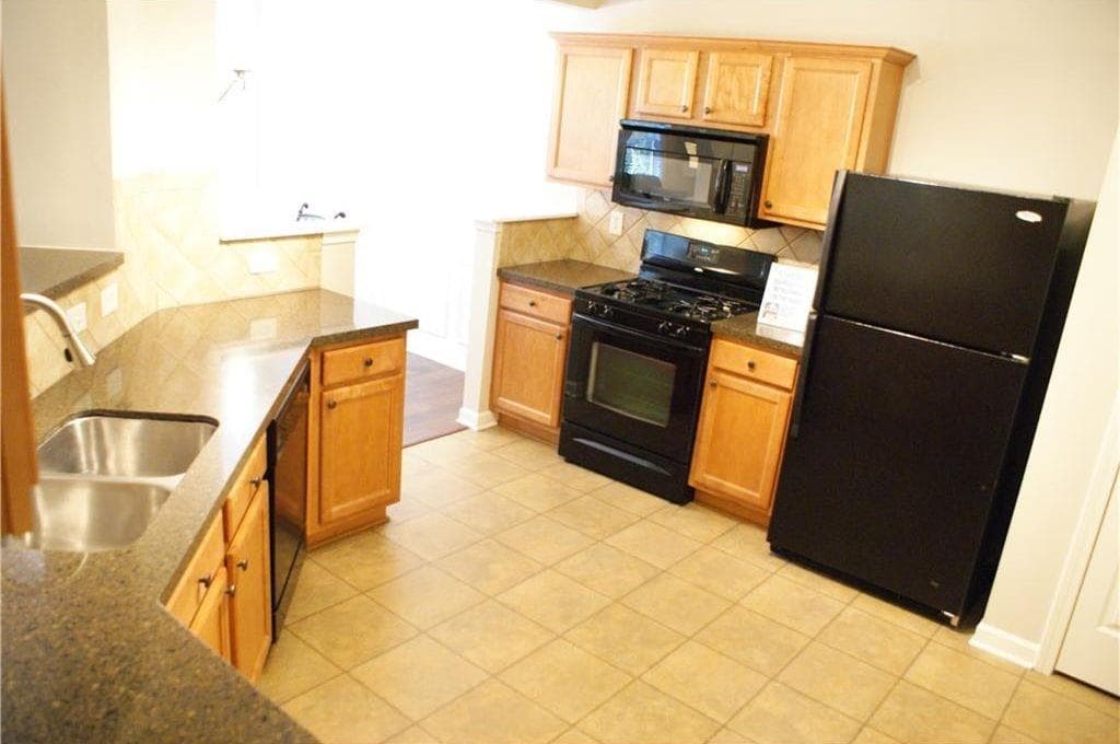 4 bedroom, 3 bathroom, 1,975 sq ft single family residence for rent at 5530 Crestwick Way, Cumming, GA 30040 for $2,095 a month — photo 9