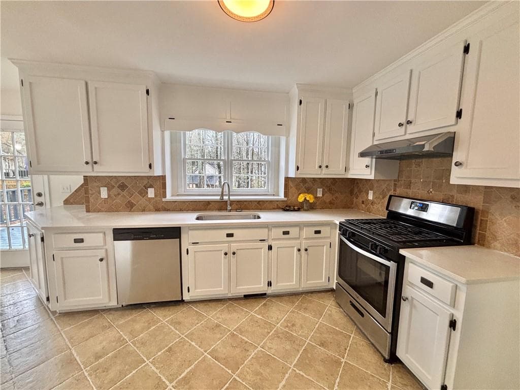 3 bedroom, 3 bathroom, 2,320 sq ft single family residence for sale at 5040 Doubletree Drive, Cumming, GA 30040 — photo 6