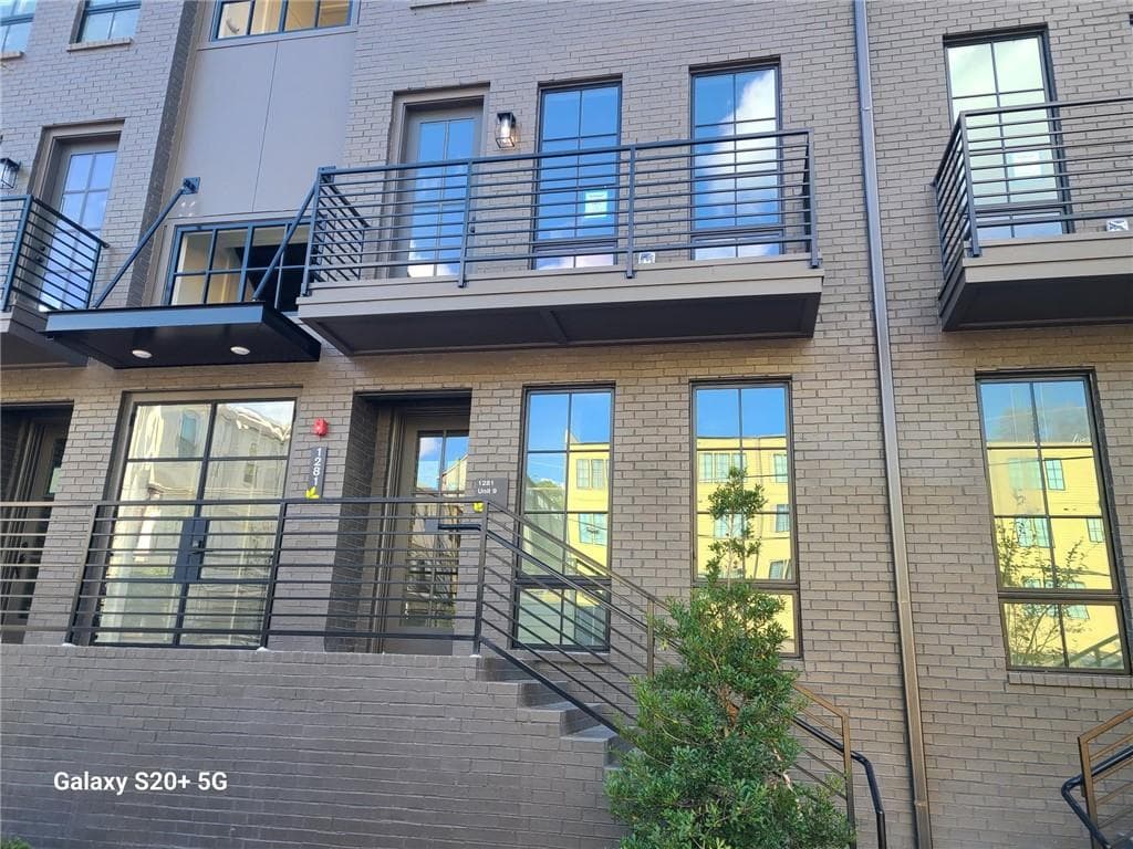 2 bedroom, 2 bathroom, 1,025 sq ft condominium for sale at 1281 Felix Court NW 9, Atlanta, GA 30318 — photo 2