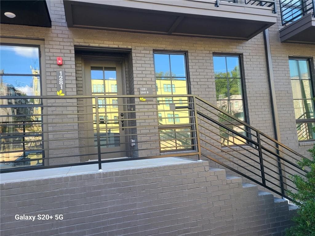 2 bedroom, 2 bathroom, 1,025 sq ft condominium for sale at 1281 Felix Court NW 9, Atlanta, GA 30318 — photo 3
