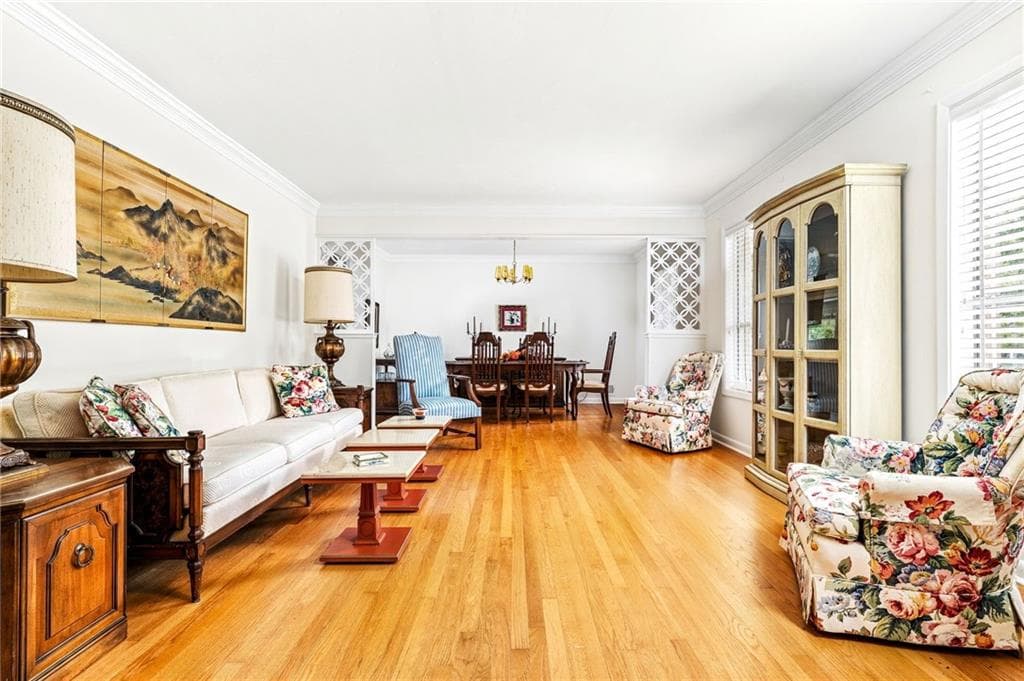3 bedroom, 2 bathroom, 1,880 sq ft single family residence for sale at 2338 Kings Point Drive, Dunwoody, GA 30338 — photo 4