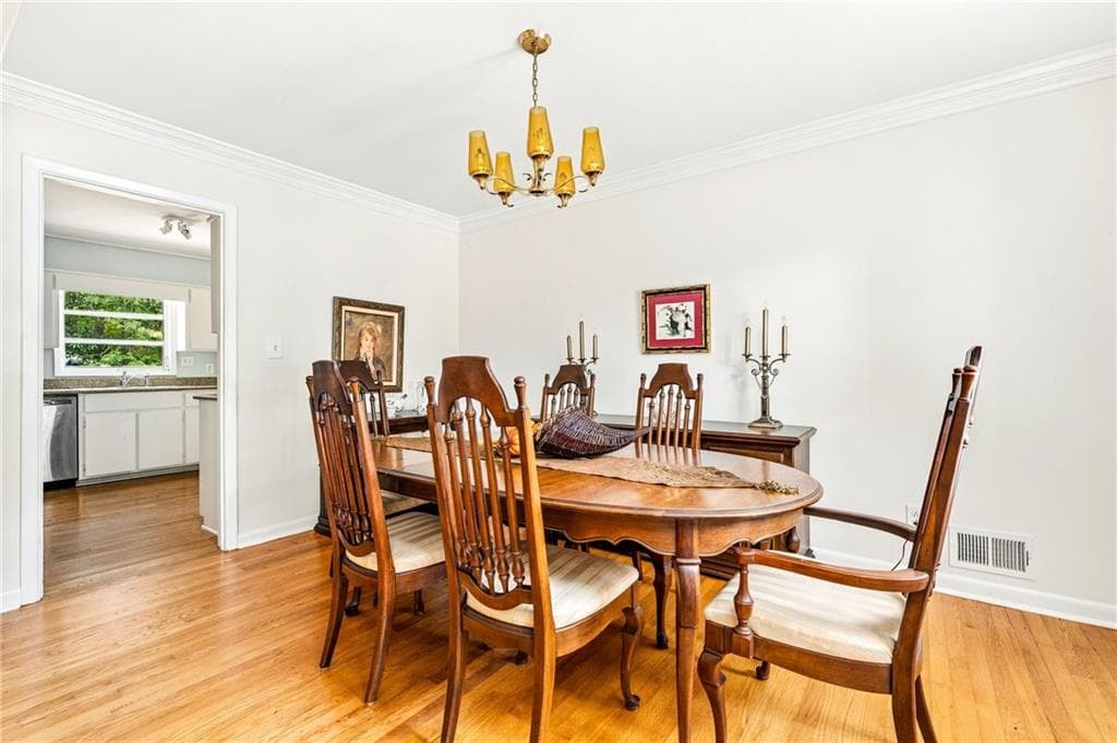 3 bedroom, 2 bathroom, 1,880 sq ft single family residence for sale at 2338 Kings Point Drive, Dunwoody, GA 30338 — photo 7