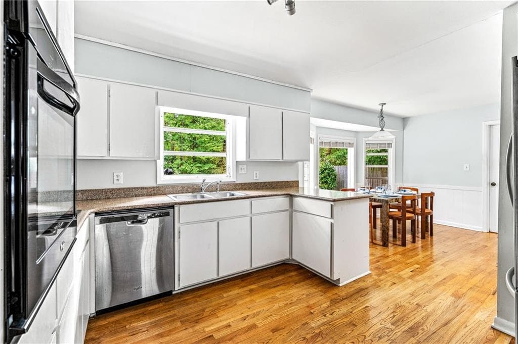 3 bedroom, 2 bathroom, 1,880 sq ft single family residence for sale at 2338 Kings Point Drive, Dunwoody, GA 30338 — photo 9