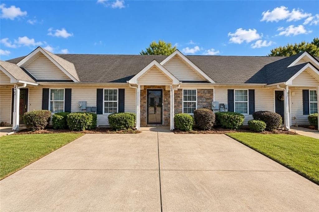 2 bedroom, 2 bathroom, 1,092 sq ft townhouse for rent at 172 Harvest Court 103, Milledgeville, GA 31061 for $1,310 a month