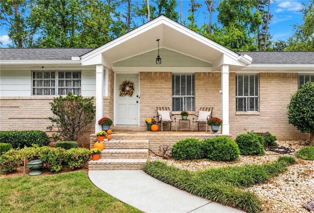3 bedroom, 2 bathroom, 1,880 sq ft single family residence for sale at 2338 Kings Point Drive, Dunwoody, GA 30338 — photo 2