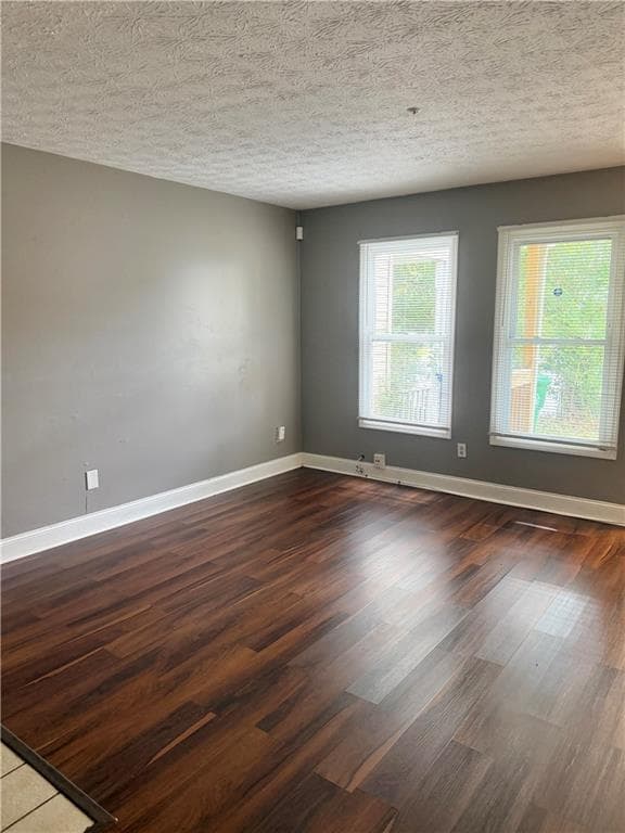 2 bedroom, 2 bathroom, 952 sq ft townhouse for sale at 2185 Wellington Circle, Lithonia, GA 30058 — photo 4