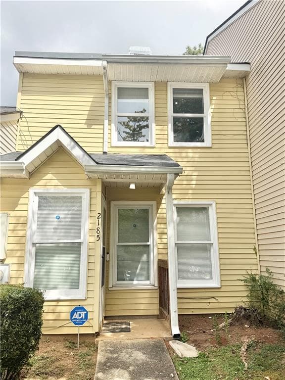 2 bedroom, 2 bathroom, 952 sq ft home for sale at 2185 Wellington Circle, Lithonia, GA