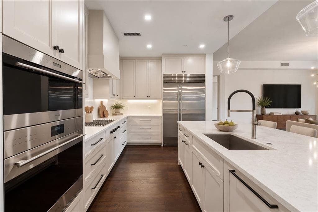 3 bedroom, 3 bathroom, 2,170 sq ft condominium for sale at 2520 Peachtree Road 602, Atlanta, GA 30305 — photo 3