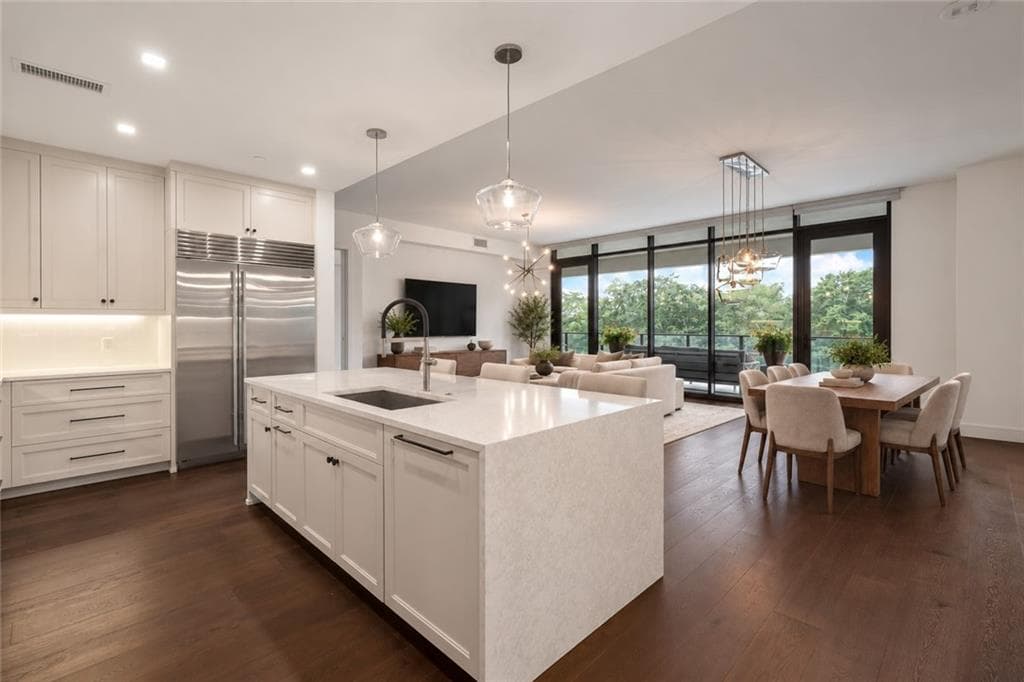3 bedroom, 3 bathroom, 2,170 sq ft condominium for sale at 2520 Peachtree Road 602, Atlanta, GA 30305 — photo 2