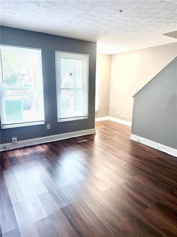 2 bedroom, 2 bathroom, 952 sq ft townhouse for sale at 2185 Wellington Circle, Lithonia, GA 30058 — photo 5