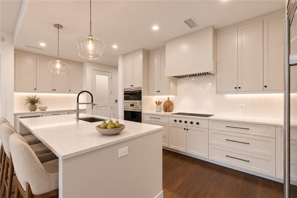 3 bedroom, 3 bathroom, 2,170 sq ft condominium for sale at 2520 Peachtree Road 602, Atlanta, GA 30305 — photo 5
