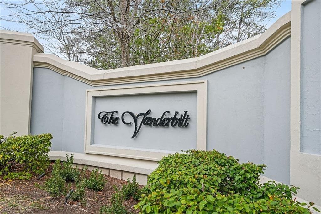 2 bedroom, 3 bathroom, 1,730 sq ft condominium for sale at 3071 Lenox Road 11, Atlanta, GA 30324 — photo 1 of 26