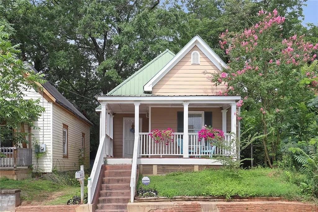 2 bedroom, 1 bathroom, 816 sq ft single family residence for rent at 883 Sims Street, Atlanta, GA 30310 for $1,800 a month — photo 1 of 12