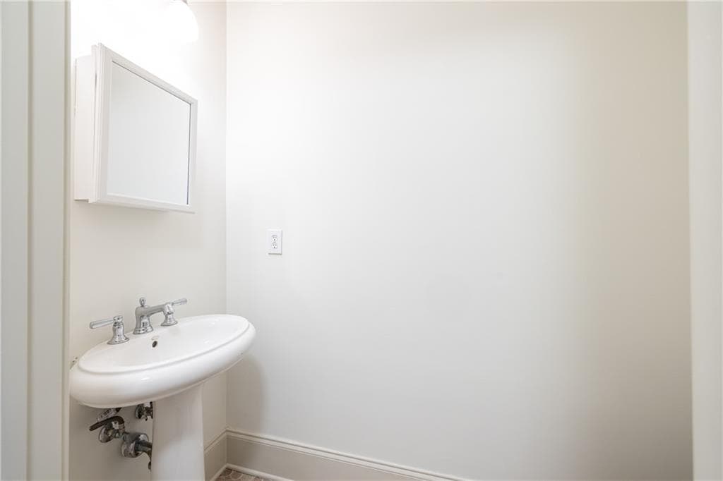 2 bedroom, 2 bathroom, 1,212 sq ft condominium for rent at 3635 E Paces Circle 1418, Atlanta, GA 30326 for $2,400 a month — photo 4