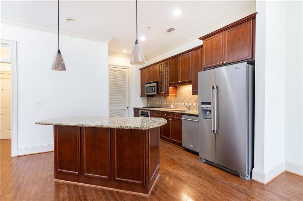 2 bedroom, 2 bathroom, 1,212 sq ft condominium for rent at 3635 E Paces Circle 1418, Atlanta, GA 30326 for $2,400 a month — photo 8