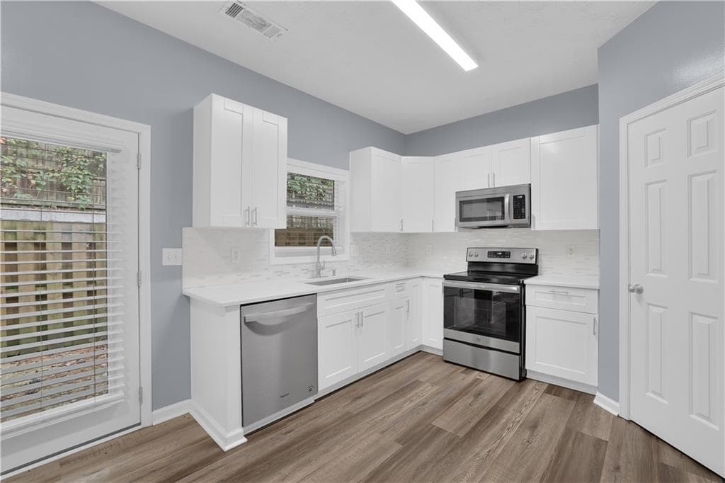 3 bedroom, 3 bathroom, 1,948 sq ft townhouse for sale at 4125 Magnolia Glen Walk 1, Norcross, GA 30093 — photo 3