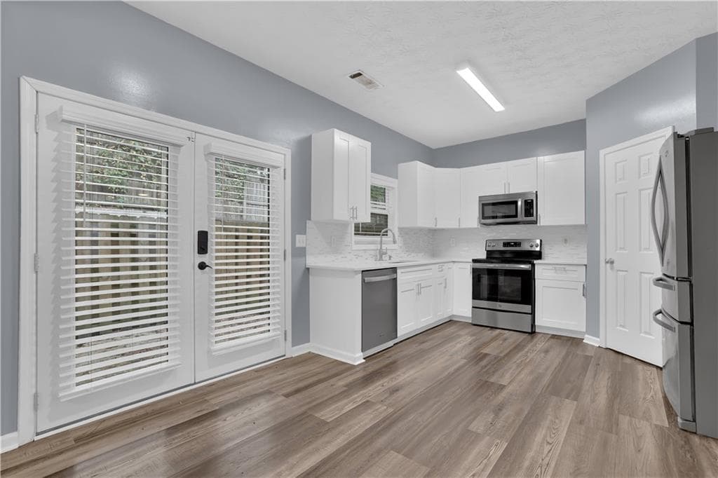 3 bedroom, 3 bathroom, 1,948 sq ft townhouse for sale at 4125 Magnolia Glen Walk 1, Norcross, GA 30093 — photo 2