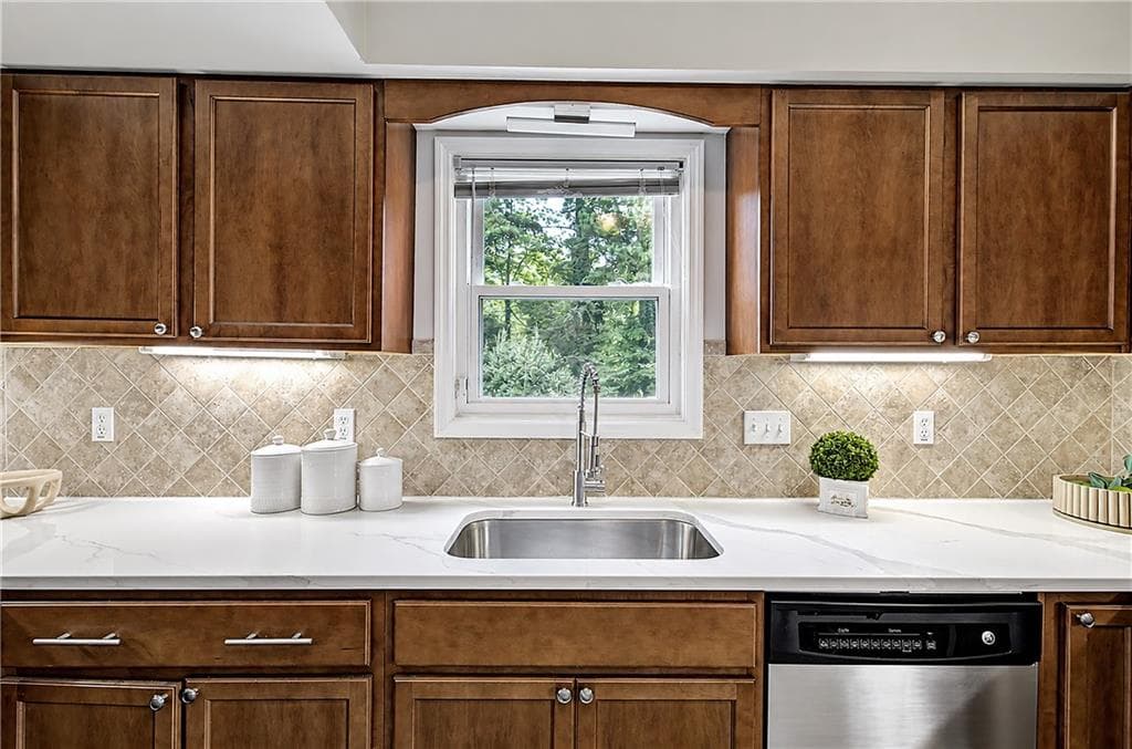 3 bedroom, 2 bathroom, 1,911 sq ft single family residence for sale at 161 Sumter Drive, Marietta, GA 30066 — photo 4