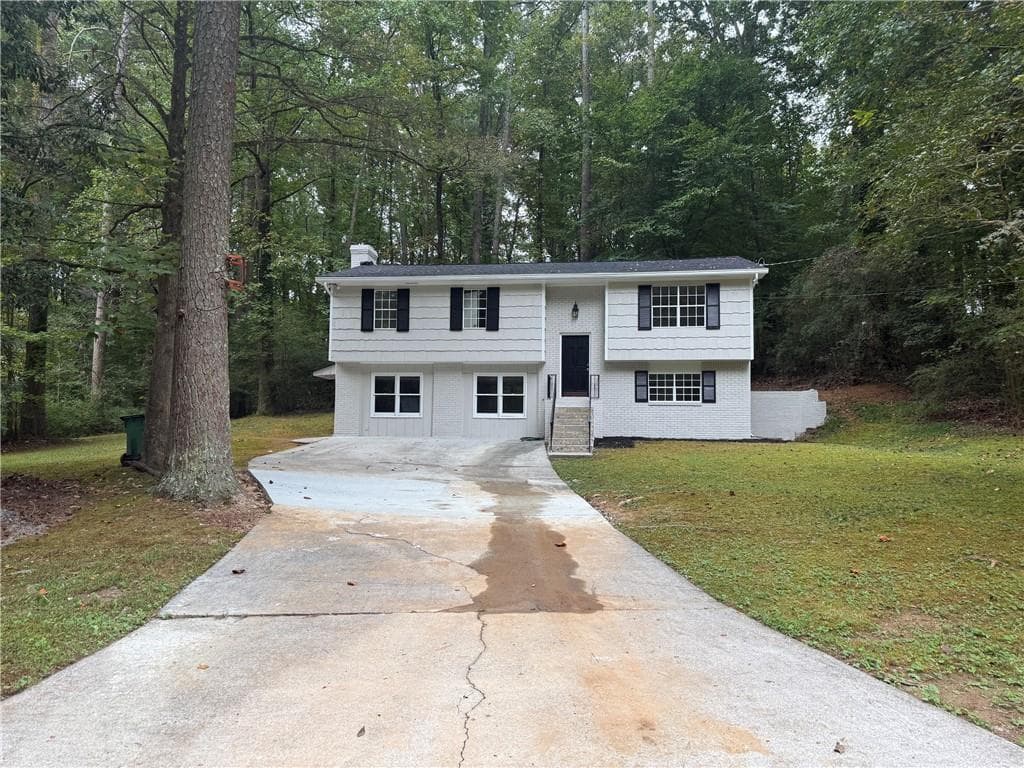 5 bedroom, 3 bathroom, 2,452 sq ft single family residence for sale at 5959 Simone Drive, Stone Mountain, GA 30087 — photo 3