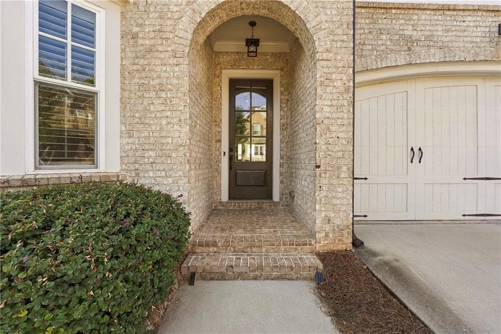 7 bedroom, 5 bathroom, 4,610 sq ft single family residence for sale at 6585 Creekview Circle, Johns Creek, GA 30097 — photo 4