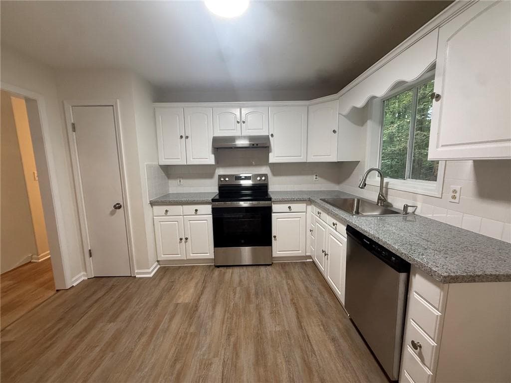 5 bedroom, 3 bathroom, 2,452 sq ft single family residence for sale at 5959 Simone Drive, Stone Mountain, GA 30087 — photo 8