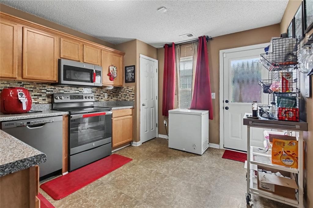 3 bedroom, 3 bathroom, 1,860 sq ft single family residence for sale at 118 Jaclyn Way, Fairburn, GA 30213 — photo 5