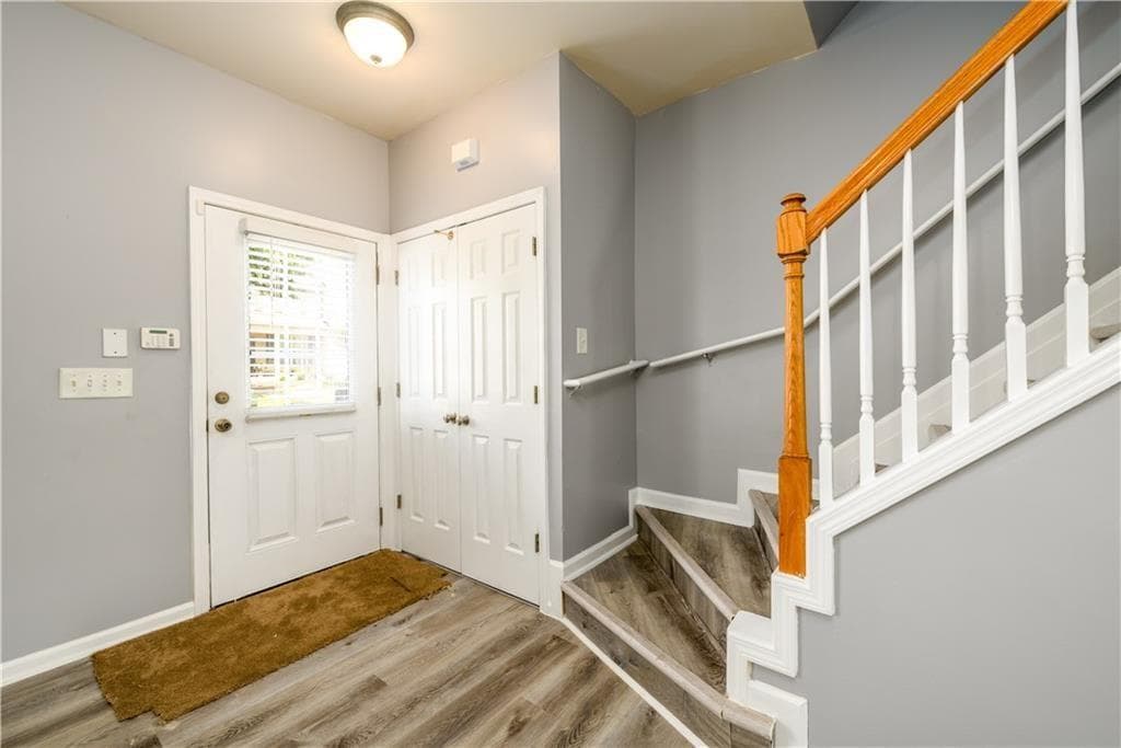 3 bedroom, 3 bathroom, 1,386 sq ft townhouse for rent at 1044 Prestwyck Court, Alpharetta, GA 30004 for $2,325 a month — photo 3