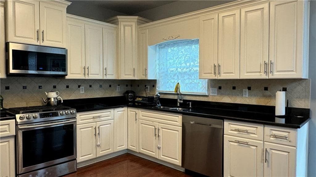 3 bedroom, 3 bathroom, 2,136 sq ft single family residence for rent at 3973 Kendall Cove, Atlanta, GA 30340 for $2,900 a month — photo 4