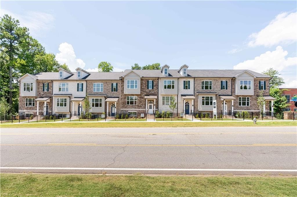 3 bedroom, 4 bathroom, 2,500 sq ft townhouse for sale at 120 Wren Drive, Roswell, GA 30076 — photo 2
