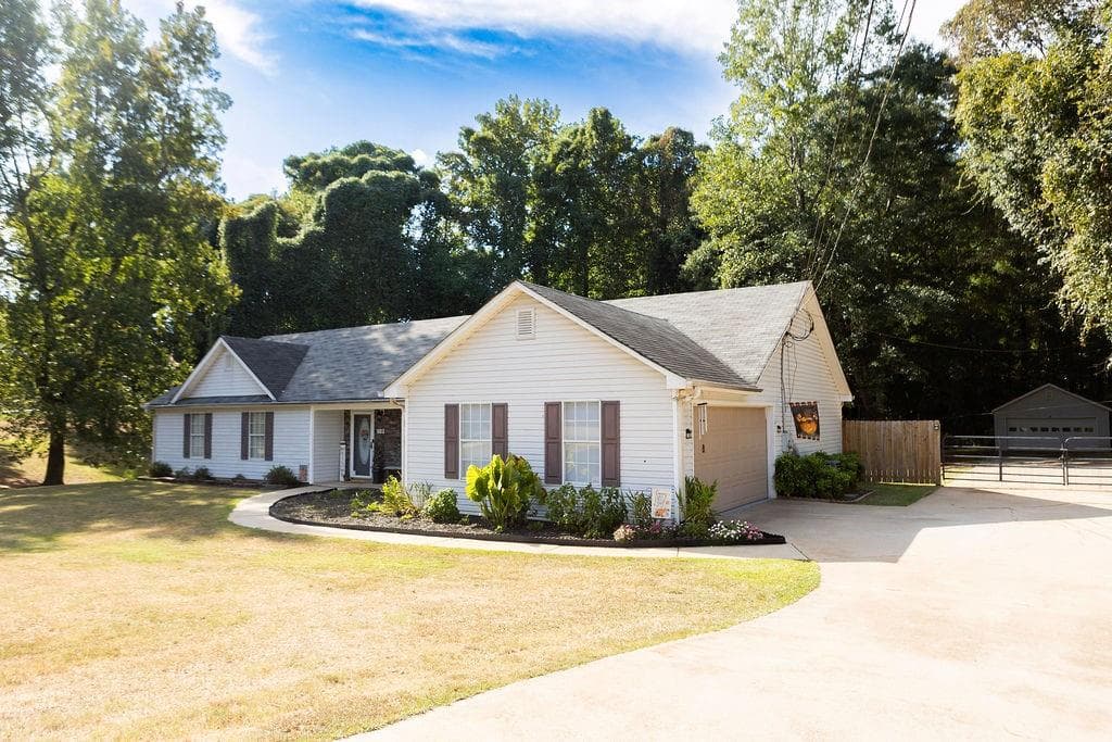 4 bedroom, 3 bathroom, 1,854 sq ft single family residence for sale at 160 Eastwood Forest, Covington, GA 30014 — photo 2