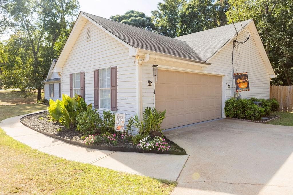 4 bedroom, 3 bathroom, 1,854 sq ft single family residence for sale at 160 Eastwood Forest, Covington, GA 30014 — photo 3