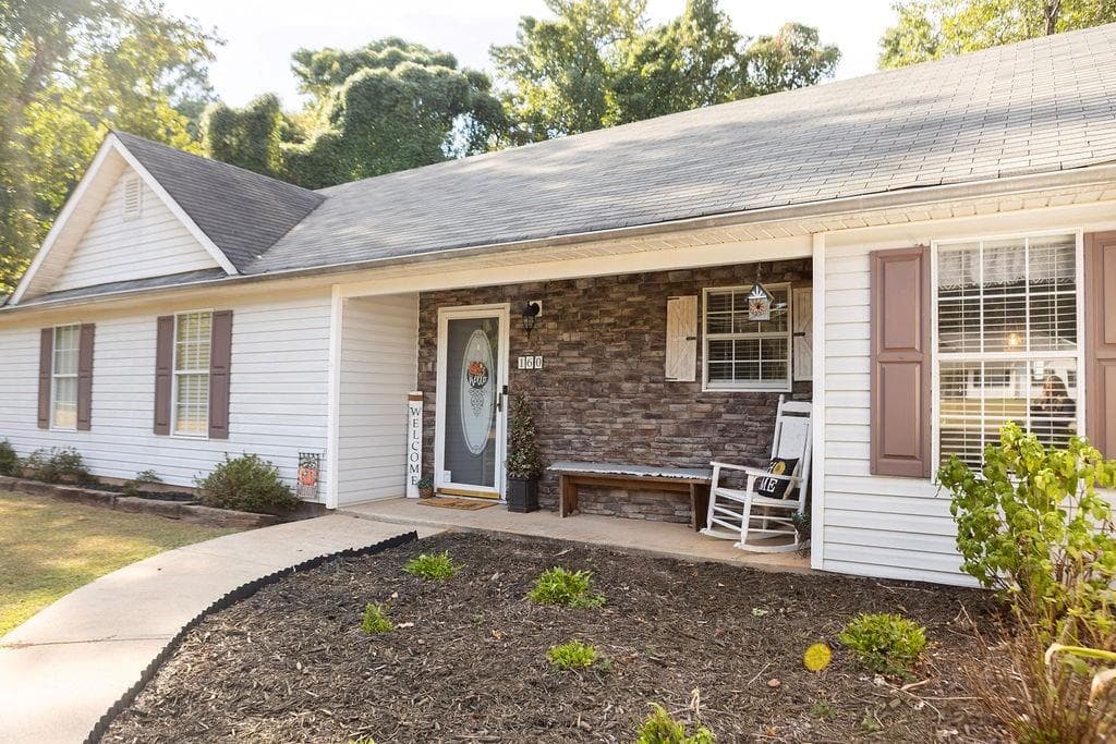 4 bedroom, 3 bathroom, 1,854 sq ft single family residence for sale at 160 Eastwood Forest, Covington, GA 30014 — photo 5
