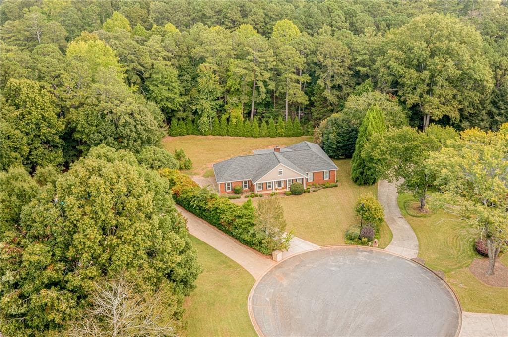 5 bedroom, 3 bathroom, 3,000 sq ft single family residence for sale at 560 Saddle Crest Drive, Roswell, GA 30075 — photo 3