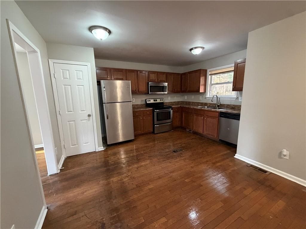 3 bedroom, 3 bathroom, 1,452 sq ft single family residence for sale at 1169 Mcdaniel Street, Atlanta, GA 30310 — photo 9
